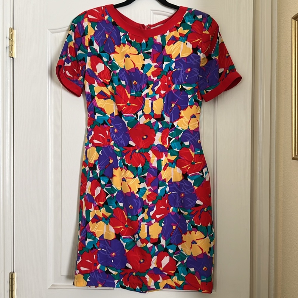 Adrianna Papell size 8 silk short sleeve fully lined vibrant short dressy dress.